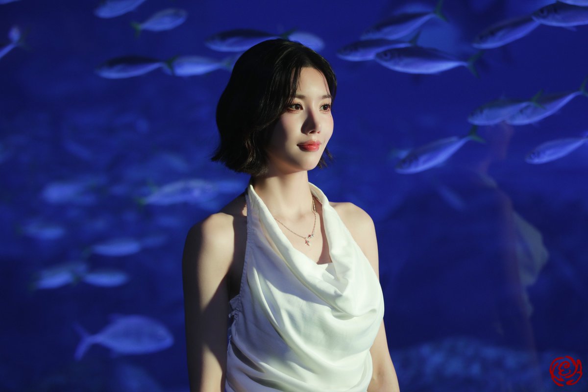 [📝] 한여름 밤의 권은비

한여름 밤 무지갯빛 도시🌈
그 안의 은비 🐇..:¨·.·¨:💙

▶ blog.naver.com/woollim_ent/22…

#권은비 #KWONEUNBI