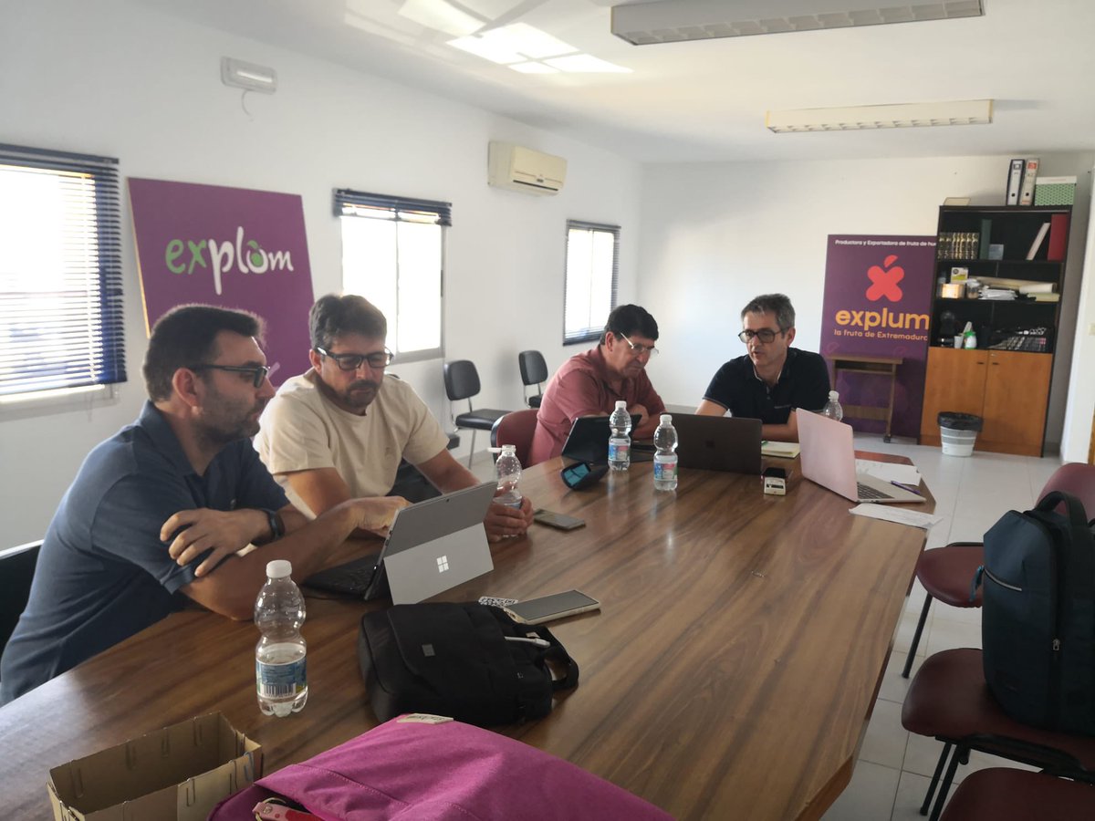 SmalldersPRIMA's tweet photo. As part of the Spanish testbed, several meetings have been held with small farmers, transport companies, critical stakeholders and policymakers. These meetings provide us with useful insights to improve the design and performance of the SMALLDERS platform. #SMALLDERS #PRIMA #AEI https://t.co/UhfLCkXEXr