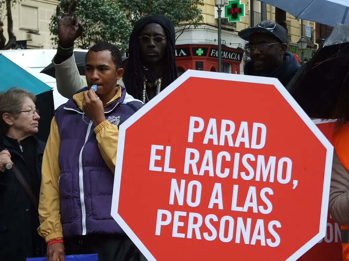 JOVESÓLIDES (@jovesolides) on Twitter photo Durante el ataque, algunos agresores gritaron: “Cuando venga V0x, os mataremos”.
El racismo no es un fallo del sistema, es el sistema. Y cuando los discursos políticos legitiman el odio, la violencia no tarda en llegar.
Fuente: Ricard Chulià (<a href="/RicardChulia/">Ricard Chulià Peris🎗🏴☠️</a>), Público Durante el ataque, algunos agresores gritaron: “Cuando venga V0x, os mataremos”.
El racismo no es un fallo del sistema, es el sistema. Y cuando los discursos políticos legitiman el odio, la violencia no tarda en llegar.
Fuente: Ricard Chulià (<a href="/RicardChulia/">Ricard Chulià Peris🎗🏴☠️</a>), Público