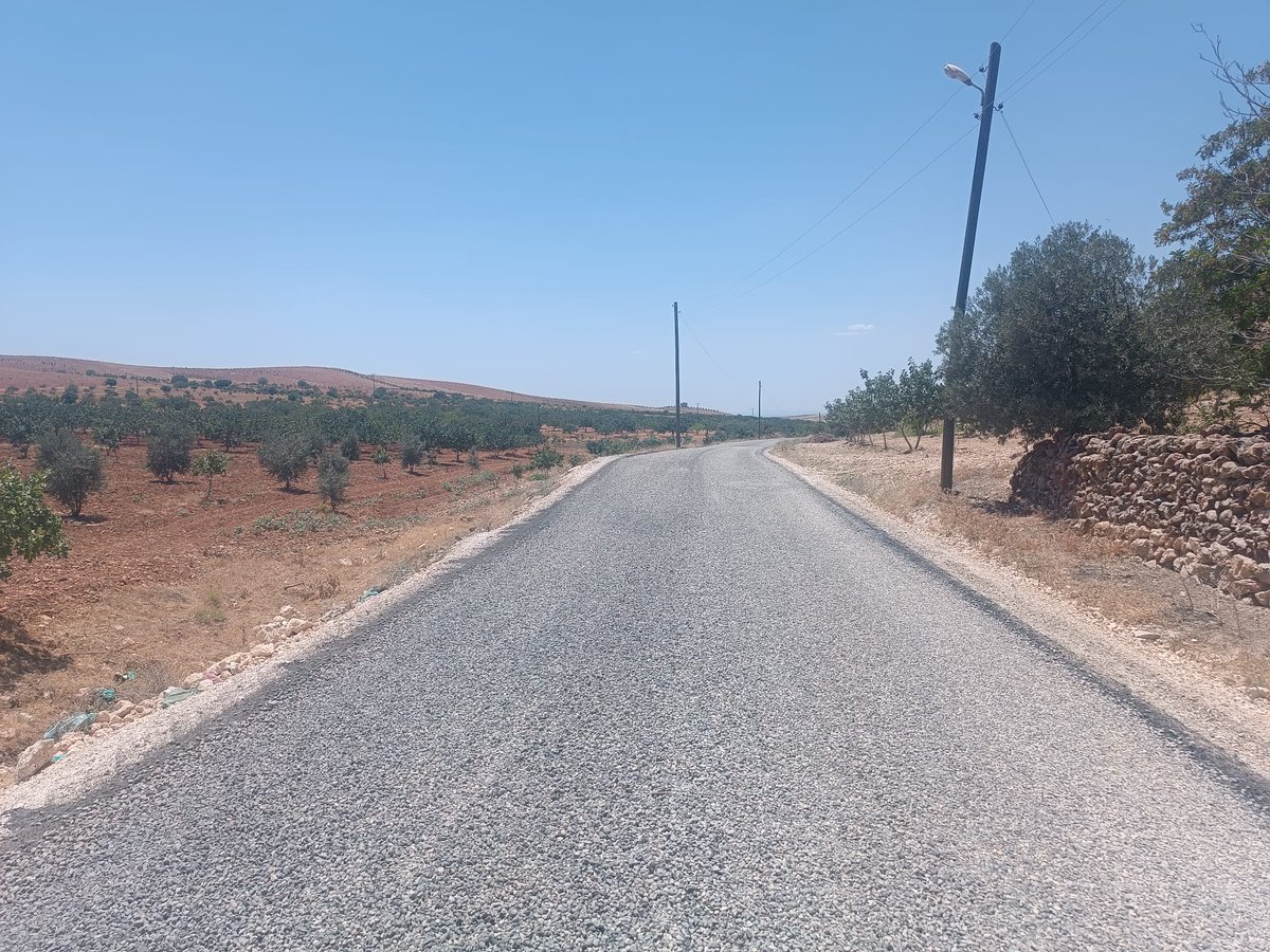 BÜYÜKŞEHİR, KIRSALDA ULAŞIM AĞINI GÜÇLENDİRİYOR🚧

Şanlıurfa Büyükşehir Belediyesi, kırsal mahalle yollarında konforlu ve güvenli ulaşım için çalışmalarını aralıksız sürdürüyor.

🔹 Birecik ilçesi Han - Mengeli güzergâhında 3 kilometrelik sathi asfalt kaplama çalışmaları