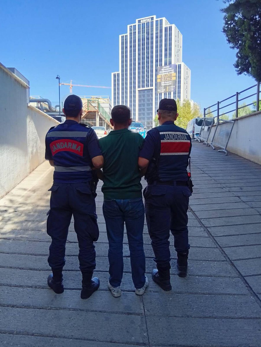 İl Jandarma Komutanlığı ekiplerince yapılan istihbari çalışmalar neticesinde,
“Yağma” başta olmak üzere 1️⃣1️⃣ ayrı suçtan kaydı bulunan ve hakkında 1️⃣4️⃣ yıl 2️⃣ ay kesinleşmiş hapis cezası olan Y.P. isimli şahıs, #Oğuzeli ilçesinde saklandığı adrese düzenlenen operasyonla