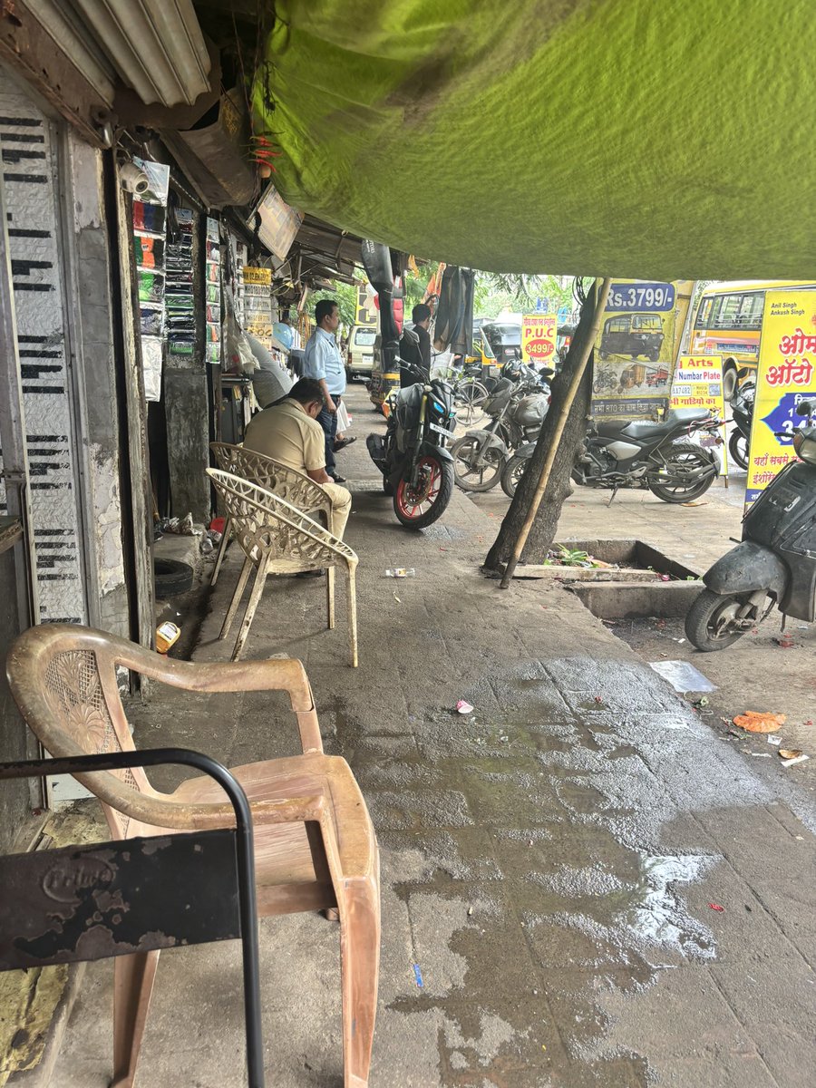 AmitJuneja2509's tweet photo. @PiyushGoyal @PiyushGoyalOffc  we the gaurav garden complex KANDIVALI WEST CHARKOP  common people are suffering from illegal riksha stand &amp; garages from last 10 years no representatives is here to solve are problem sir need your help ASAP https://t.co/gTYuruIU9M