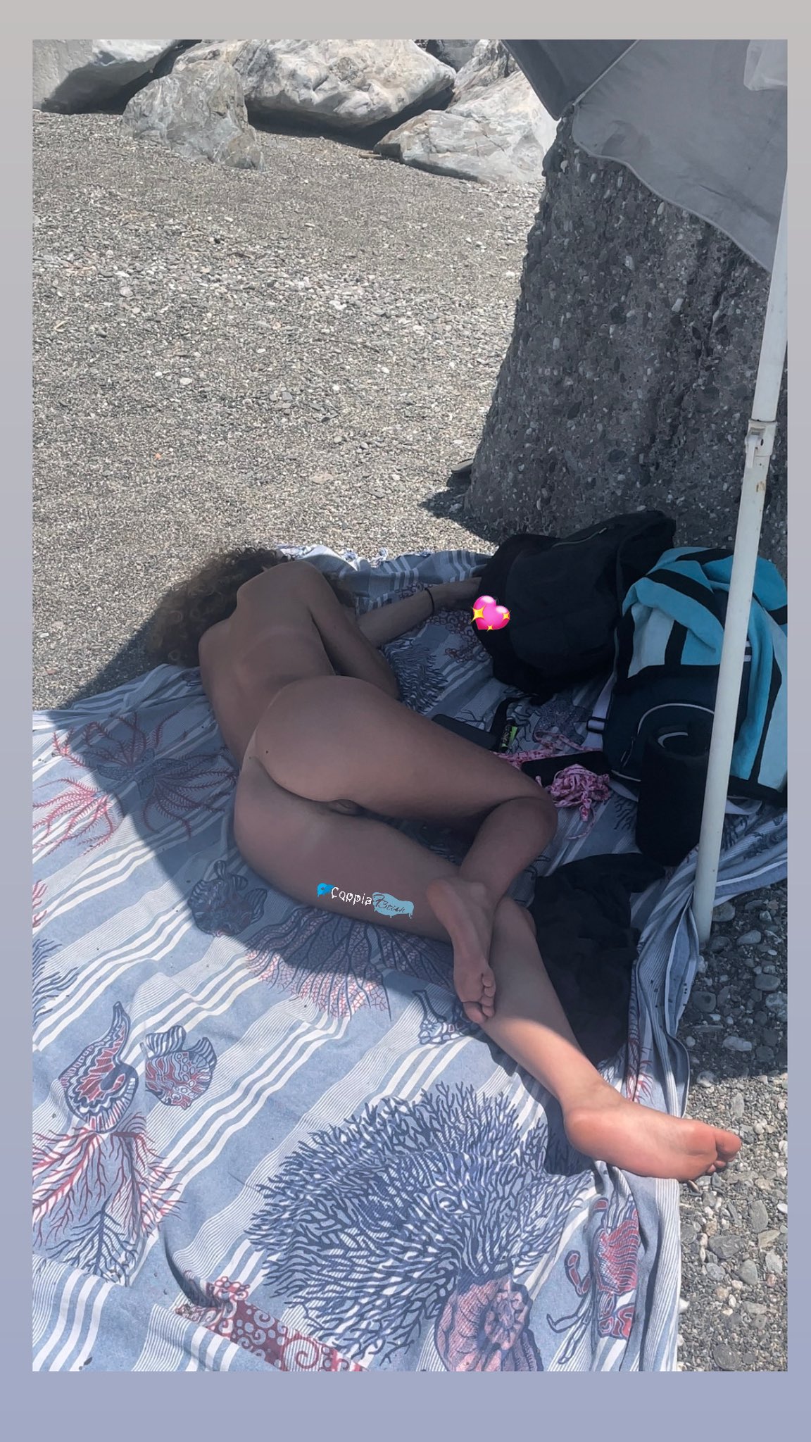 Ti sdrai con me o andiamo a fare un bagno nudi?🤤🌊 #naked #naturist #publicbeach #caught #loveislandsusa https://t.co/mDR65bMsrP