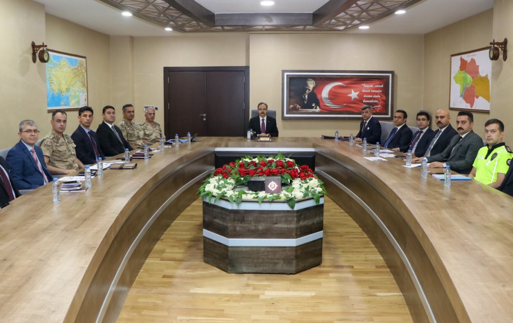 #Siirt il genelinde alınan güvenlik tedbirlerinin değerlendirildiği, 'Haftalık İl Güvenlik ve Asayiş Koordinasyon Toplantısı' Valimiz Sayın
<a href="/Dr_KemalKzlkaya/">Dr. Kemal KIZILKAYA</a> başkanlığında gerçekleştirildi.

Toplantıda;
✅Asayiş,
✅Terörle Mücadele,
✅Mali ve Organize Suç Örgütleriyle Mücadele,