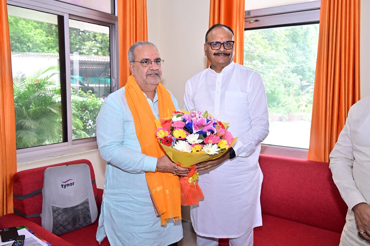 Bhupendraupbjp's tweet photo. आज जन्मदिन पर माननीय उपमुख्यमंत्री श्री ब्रजेश पाठक जी द्वारा मिला अगाध अपनत्व व सम्मान के लिए हृदय से हार्दिक आभार प्रकट करता हूँ।

आपका यह अपार स्नेह हमें संगठन को अत्यधिक मजबूत बनाने तथा डबल इंजन वाली भाजपा सरकार की लोक -कल्याणकारी योजनाओं एवं विभिन्न उपलब्धियों को जन-जन तक पहुंचाने में असीम ऊर्जा का स्रोत बनेंगी।

@brajeshpathakup