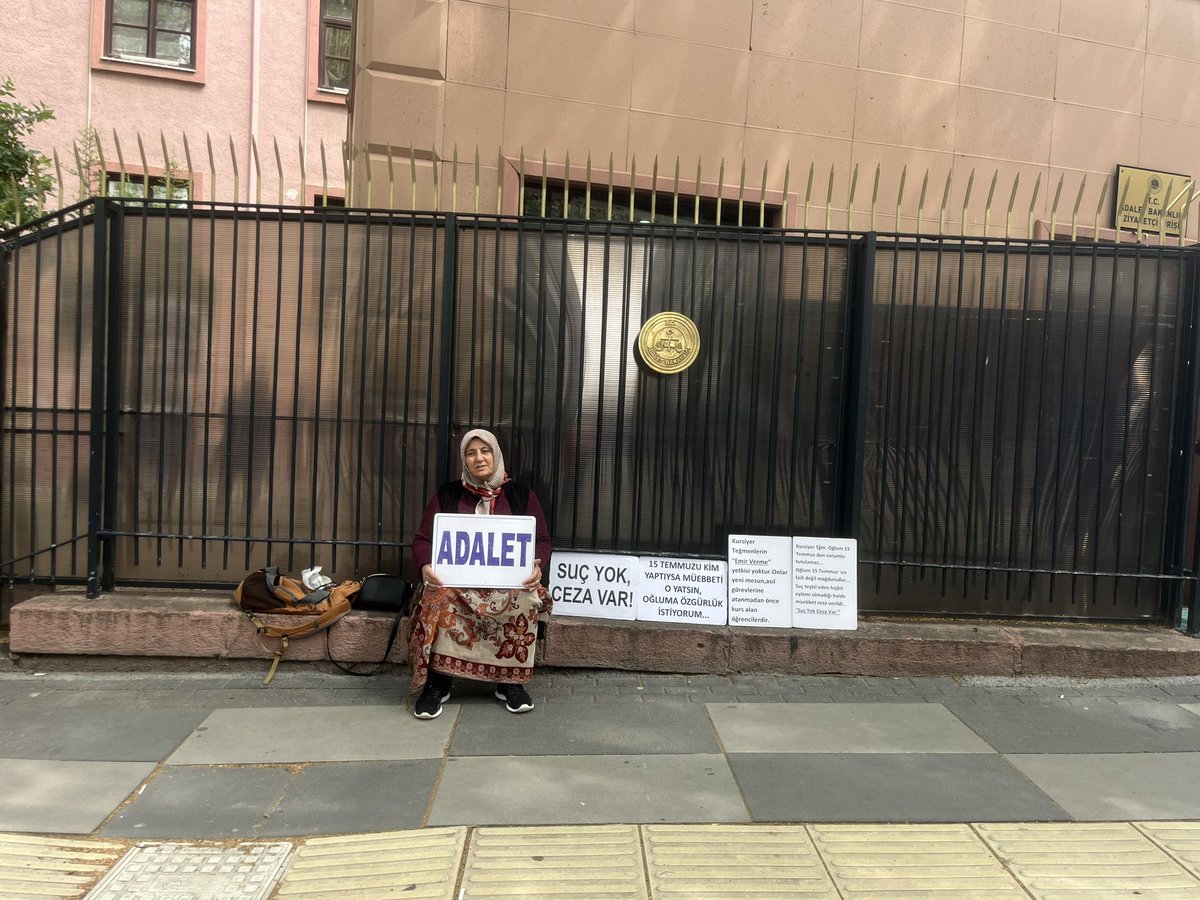 “İçimdeki ateş sizi yakmıyorsa, yüreğiniz taş mı kesildi!”

Çok üzgünüm… Suçsuz oğlum müebbet yatıyor, 9 yıl bitti!
Üzgünüm… 
Eve, dama sığamıyorum!
Bir buçuk yıldır <a href="/adalet_bakanlik/">T.C. Adalet Bakanlığı</a> duvar dibinde adalet bekliyorum!

Bu sorumluluktan kaçamazsınız; hepiniz sorumlusunuz!
Bu