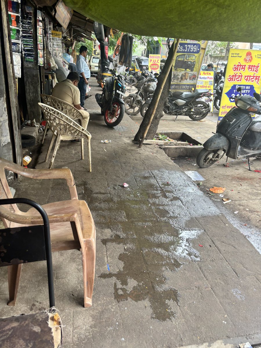 AmitJuneja2509's tweet photo. @MTPHereToHelp There is whole street near gaurav garden complex kandivali west illegal ricksha stand &amp; garages we need help. https://t.co/C75SloOepK