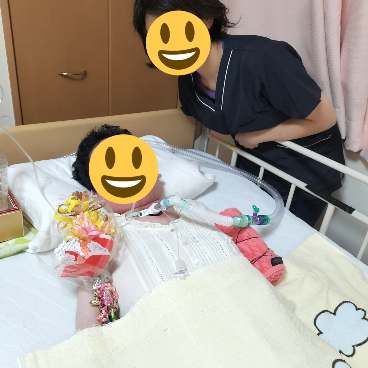 baaba2609's tweet image. 今日が最後の訪問看護事業所からいらした看護師さんは、お馴染みの方⸜(*˙꒳˙*)⸝

思い出話をしながら
過去をなぞる

最後に次女と記念写真📷
看護師さん全員からメッセージ付きの💐にグッとくる

15年間
お世話になり
ありがとうございました🙏

またいつか何処かで

#訪問看護師
