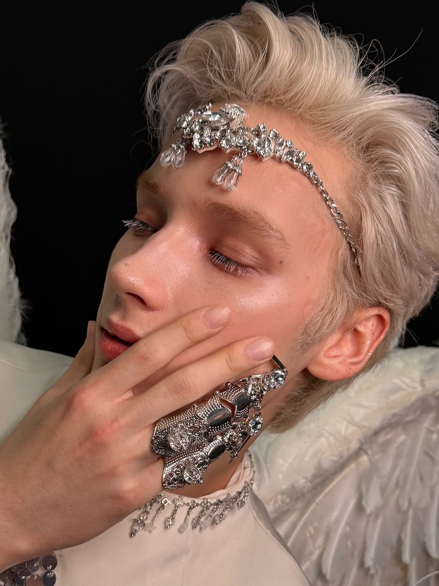 txtdom's tweet photo. THE WHITE EYELASHES OH MY GOD https://t.co/s09FcvKJSW