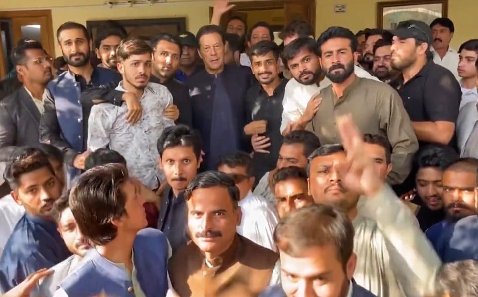 ہاتھی،گھوڑے، توپ، تلواریں، فوج تو تیری ساری ہے۔
زنجیر میں جکڑا راجہ میرا، اب بھی سب پہ بھاری ہے
Always #BehindYouSkipper