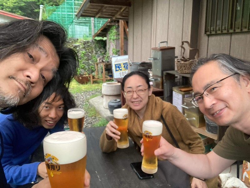 【到着、即、生ビール】

早めに会場に到着したメンバーは早速生ビールをグイッと🍺
澄んだ空気の中で飲むビールは格別です。

次回10/11-12(土日)の開催

#奈良県
#上北山村
#ジャズ
#ジャズセッション
#ジャズライブ
#ジビエ
#バーベキュー
#星空とJAZZと生ビール