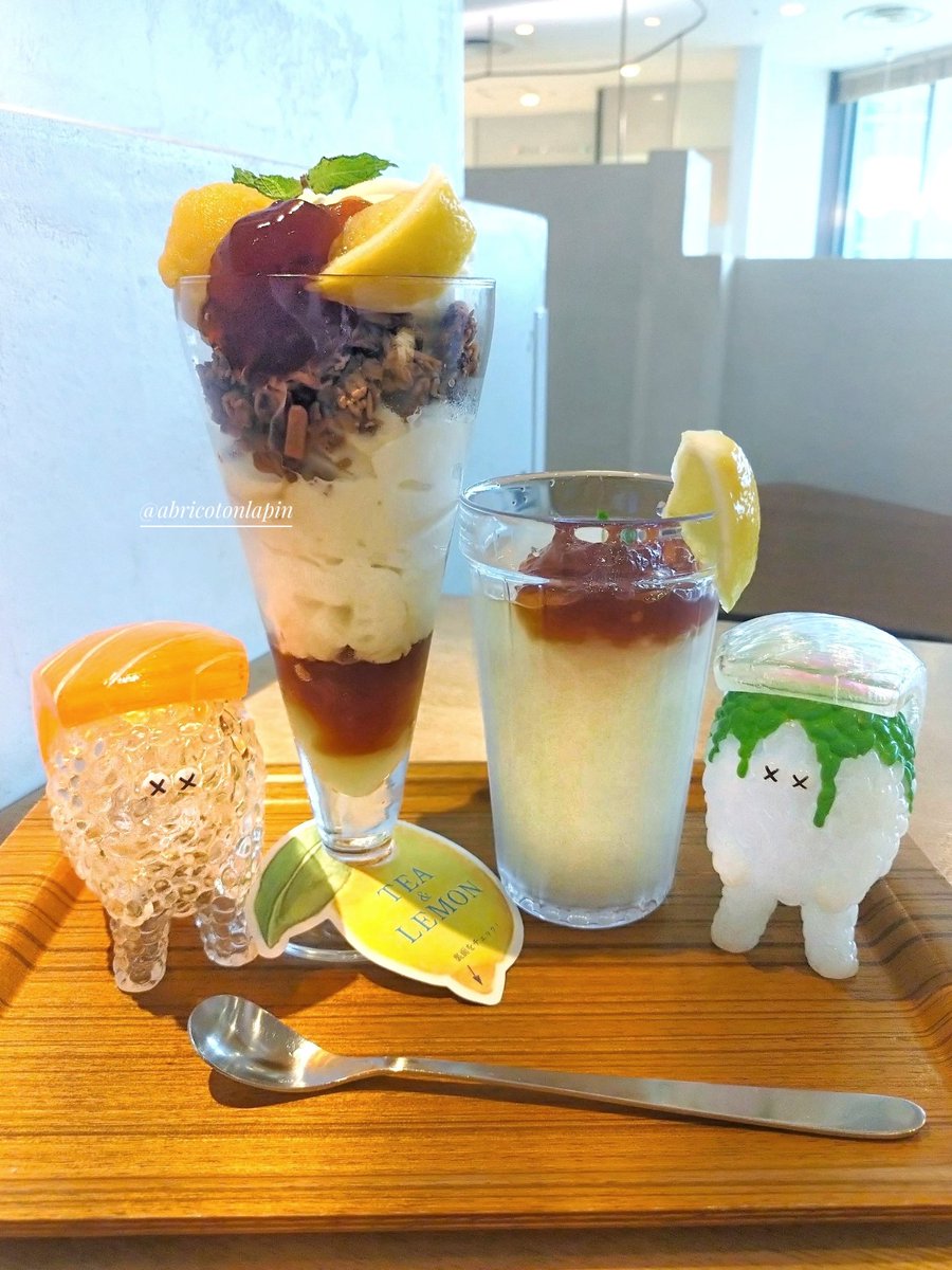 abricotonlapin's tweet image. #スシエルエー のサーモンわさびとディープフリーズまぐろのネタとシャリを交換してみました。
オレンジフラッペちゃん🍧&イカわさび君🦑誕生✨
※勝手に名前をつけました🙇
さっそく2体を連れてお出かけ🍣
「nana’s green tea」
①レモンジンジャーと紅茶ゼリーのパフェ(ミルクアイス、レモンあん、…