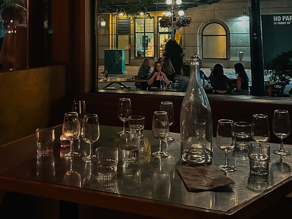 窓から入ってくる夜風に当たりながらどこぞのグループか去って行った空のグラスを見ながら飲むワイン、最高にエモいな🍷今年の夏の楽しみ方これや。