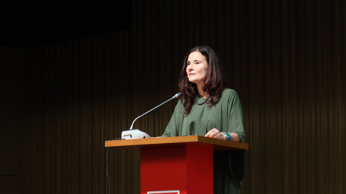 Public Policy Center (@pubpolcenter) on Twitter photo 📢 Keynote Speech:
🌍"Por un recentramiento radical del mundo"
🗣️<a href="/brumelianebrum/">Eliane Brum</a> , SUMAÚMA
Moderación: <a href="/JorgeRiechmann/">Jorge Riechmann</a> y Daniela Dias Ortega
#CIHE2025 📢 Keynote Speech:
🌍"Por un recentramiento radical del mundo"
🗣️<a href="/brumelianebrum/">Eliane Brum</a> , SUMAÚMA
Moderación: <a href="/JorgeRiechmann/">Jorge Riechmann</a> y Daniela Dias Ortega
#CIHE2025