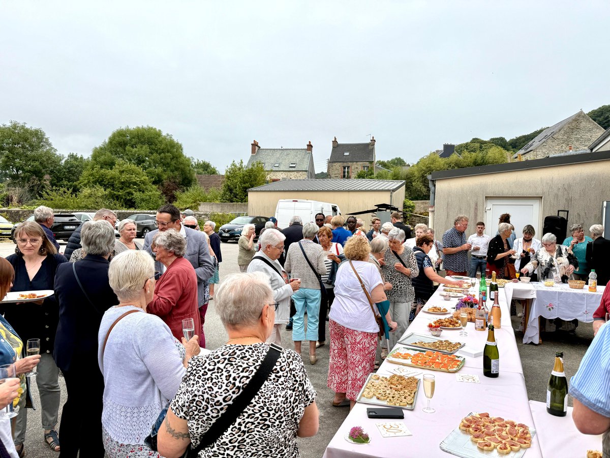 🎉 L’asso Mieux Vivre au Roule fêtait hier ses 30 ans ! Depuis 1995, elle fait rimer vie de quartier avec solidarité et convivialité.
👉 <a href="/ArriveBenoit/">Arrivé Benoît</a> a remis la médaille d’honneur de la Ville à Suzanne Morin, 89 ans, présidente depuis le début, pour son engagement exceptionnel.