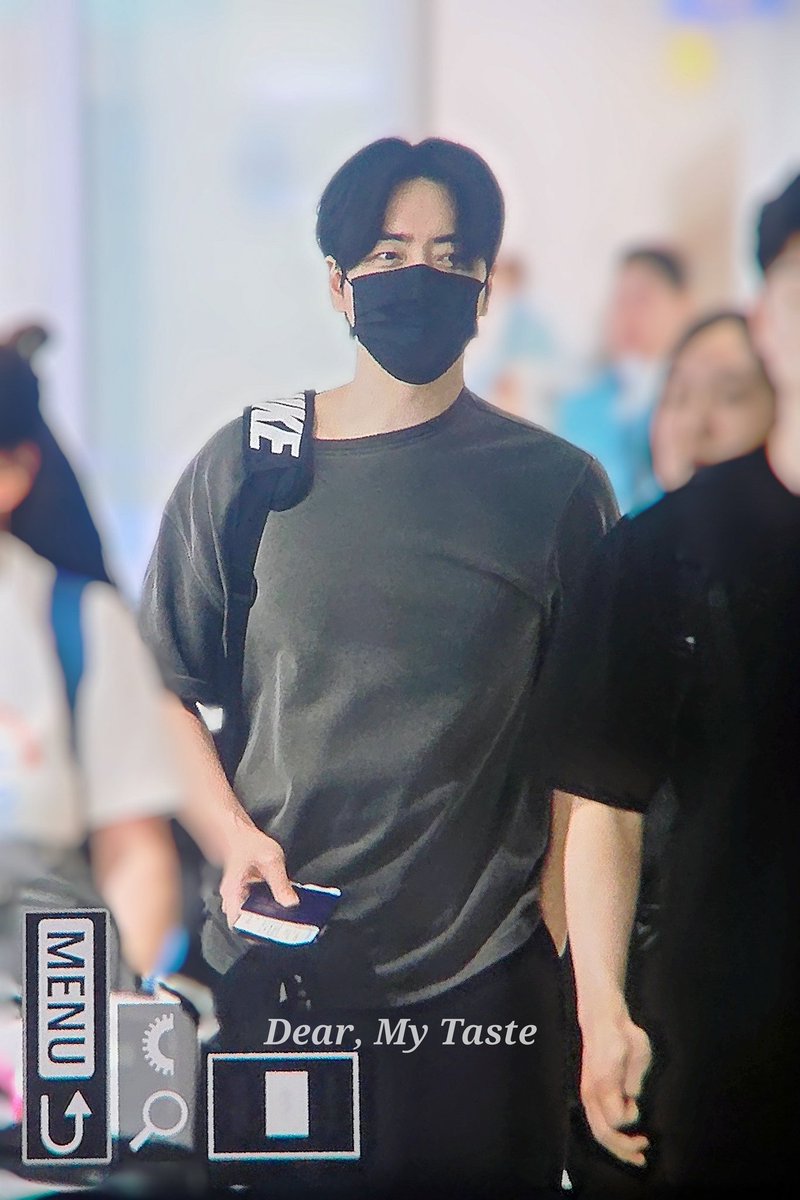 250630 ICN 입국  
2025 이준혁 팬미팅 LET ME IN 마닐라 종료 #이준혁 #이준혁_행복해라

; PREVIEWS