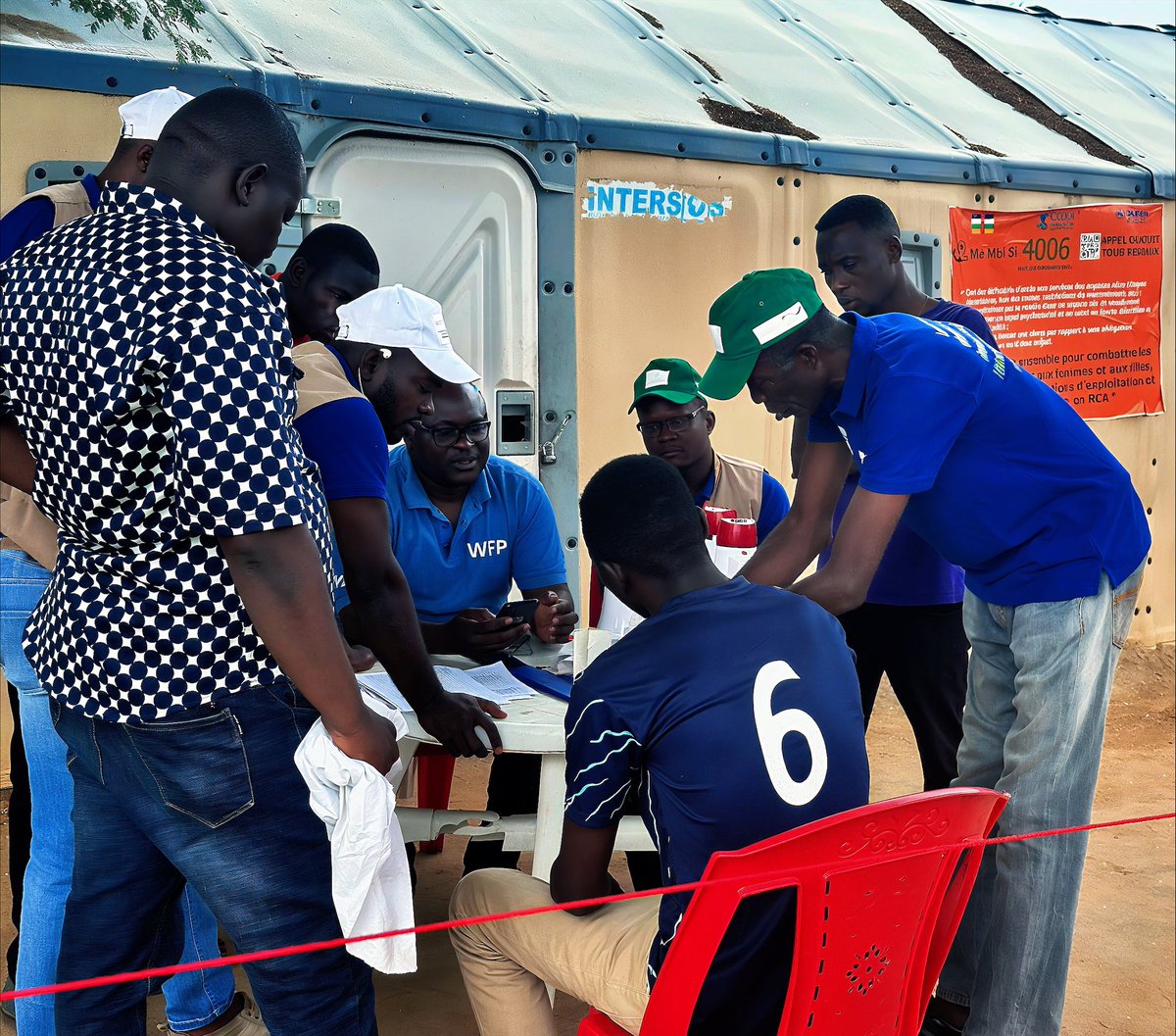 WFP_CAR_CD's tweet image. 📍A Birao, nous formons nos agents à l'enregistrement des bénéficiaires grâce à un système qui permet d'identifier et soutenir les communautés vulnérables. 7 partenaires locaux sont désormais prêts à utiliser ce système biométrique 👏 @AurdInt #savinglives