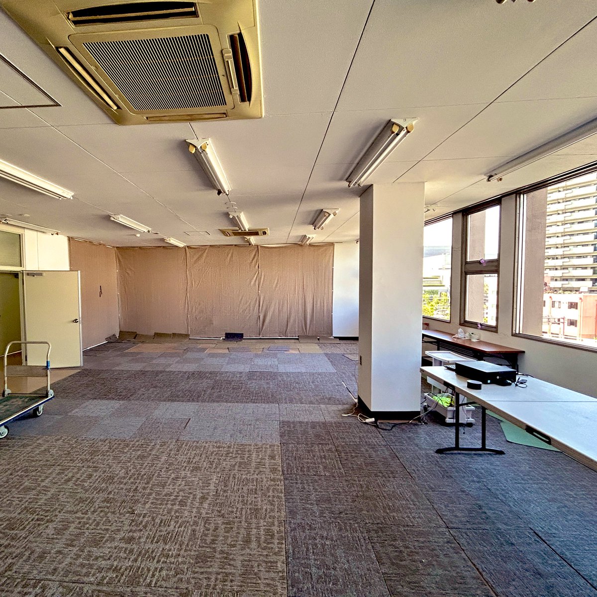 本日を持って4階無人練習場閉店しました。7年間ありがとうございました。道半ばで続ける事が出来なかった事、皆様の場所が無くしてしまった事は本当に申し訳ないです。自分が不甲斐ないです。
お花と全国からお世話になった方の寄せ書を頂き、一人一人思い出しています。本当にありがとうございました