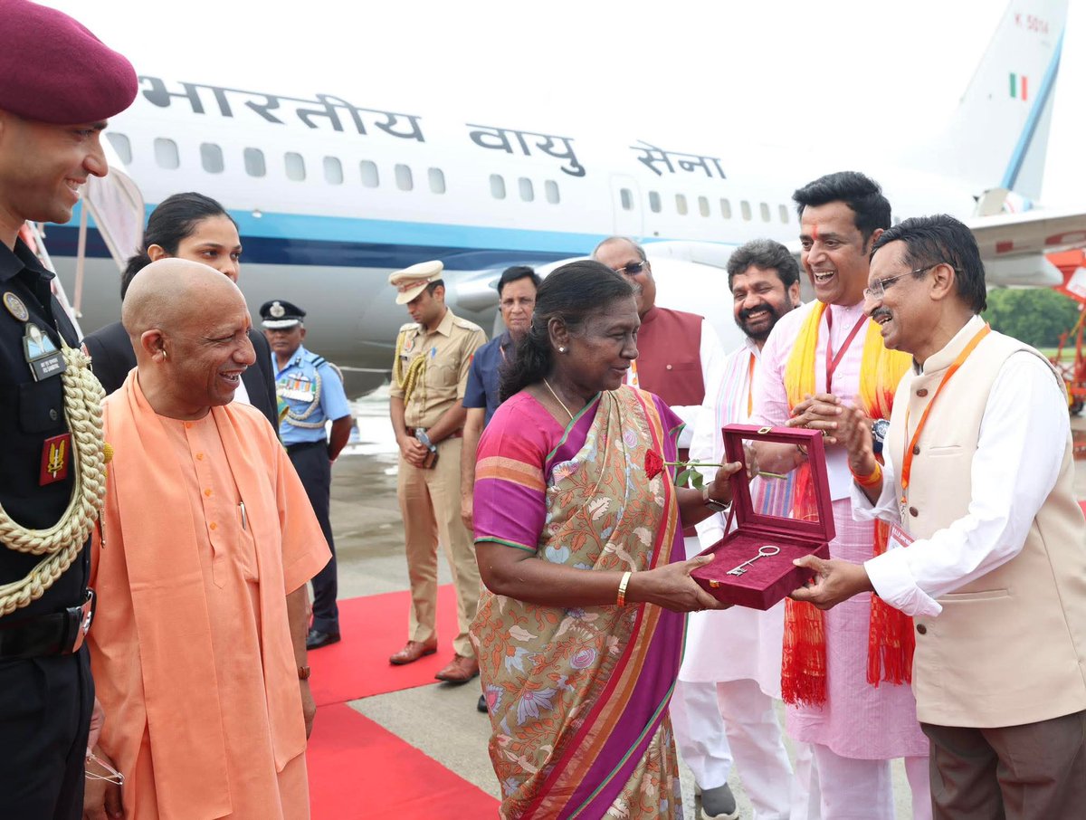 DrMangleshBJP's tweet image. गुरु गोरखनाथ की पावन भूमि पर महामहिम राष्ट्रपति श्रीमती द्रौपदी मुर्मू जी का हार्दिक स्वागत एवं अभिनंदन! चांदी की चाबी सौंपकर शहर की बागडोर आपको सौंपना मेरे लिए गर्व का क्षण है। यह हमारी अतिथि-सत्कार परंपरा का प्रतीक है। 🙏🇮🇳
#Gorakhpur @rashtrapatibhvn
