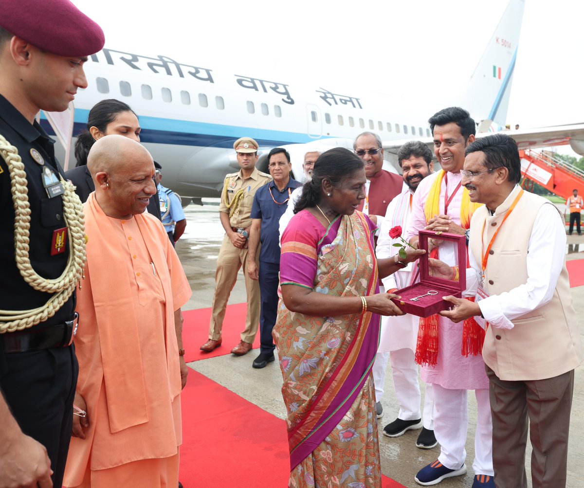 DrMangleshBJP's tweet image. गुरु गोरखनाथ की पावन भूमि पर महामहिम राष्ट्रपति श्रीमती द्रौपदी मुर्मू जी का हार्दिक स्वागत एवं अभिनंदन! चांदी की चाबी सौंपकर शहर की बागडोर आपको सौंपना मेरे लिए गर्व का क्षण है। यह हमारी अतिथि-सत्कार परंपरा का प्रतीक है। 🙏🇮🇳
#Gorakhpur @rashtrapatibhvn