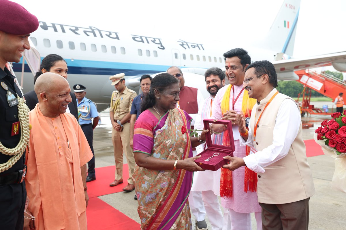 DrMangleshBJP's tweet image. गुरु गोरखनाथ की पावन भूमि पर महामहिम राष्ट्रपति श्रीमती द्रौपदी मुर्मू जी का हार्दिक स्वागत एवं अभिनंदन! चांदी की चाबी सौंपकर शहर की बागडोर आपको सौंपना मेरे लिए गर्व का क्षण है। यह हमारी अतिथि-सत्कार परंपरा का प्रतीक है। 🙏🇮🇳
#Gorakhpur @rashtrapatibhvn