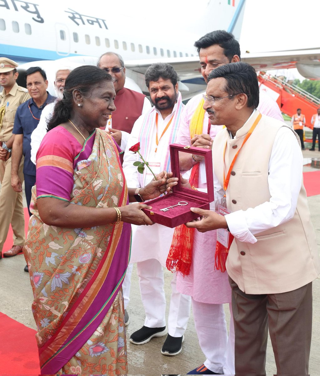 DrMangleshBJP's tweet image. गुरु गोरखनाथ की पावन भूमि पर महामहिम राष्ट्रपति श्रीमती द्रौपदी मुर्मू जी का हार्दिक स्वागत एवं अभिनंदन! चांदी की चाबी सौंपकर शहर की बागडोर आपको सौंपना मेरे लिए गर्व का क्षण है। यह हमारी अतिथि-सत्कार परंपरा का प्रतीक है। 🙏🇮🇳
#Gorakhpur @rashtrapatibhvn