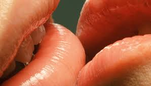 Joyeuse Journée Internationale du #Baiser ce 6 juillet ! 💋 Du simple bisou à la "french kiss" et ses 50 millions de bactéries, le baiser est un super entraînement pour nos muscles et nos défenses immunitaires. 
Et oui, l'amour c'est bon pour la santé ! 😉  
#Bisou #Amour