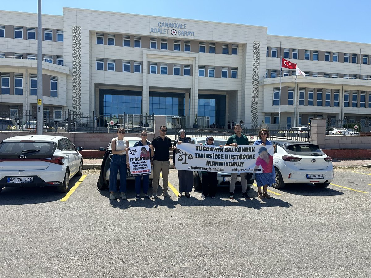 muhsinbabaygt's tweet image. Biz ailesi olarak ablamın sesi olmaya çalışıyoruz. Lütfen bize destek verin. Saat 14:00'da Çanakkale 2. asliye ceza mahkemesindeyiz... TUĞBA'NIN BALKONDAN TALİHSİZCE DÜŞTÜĞÜNE İNANMIYORUZ! #TuğbaYavaşİçinAdalet #Düşersemİnanma