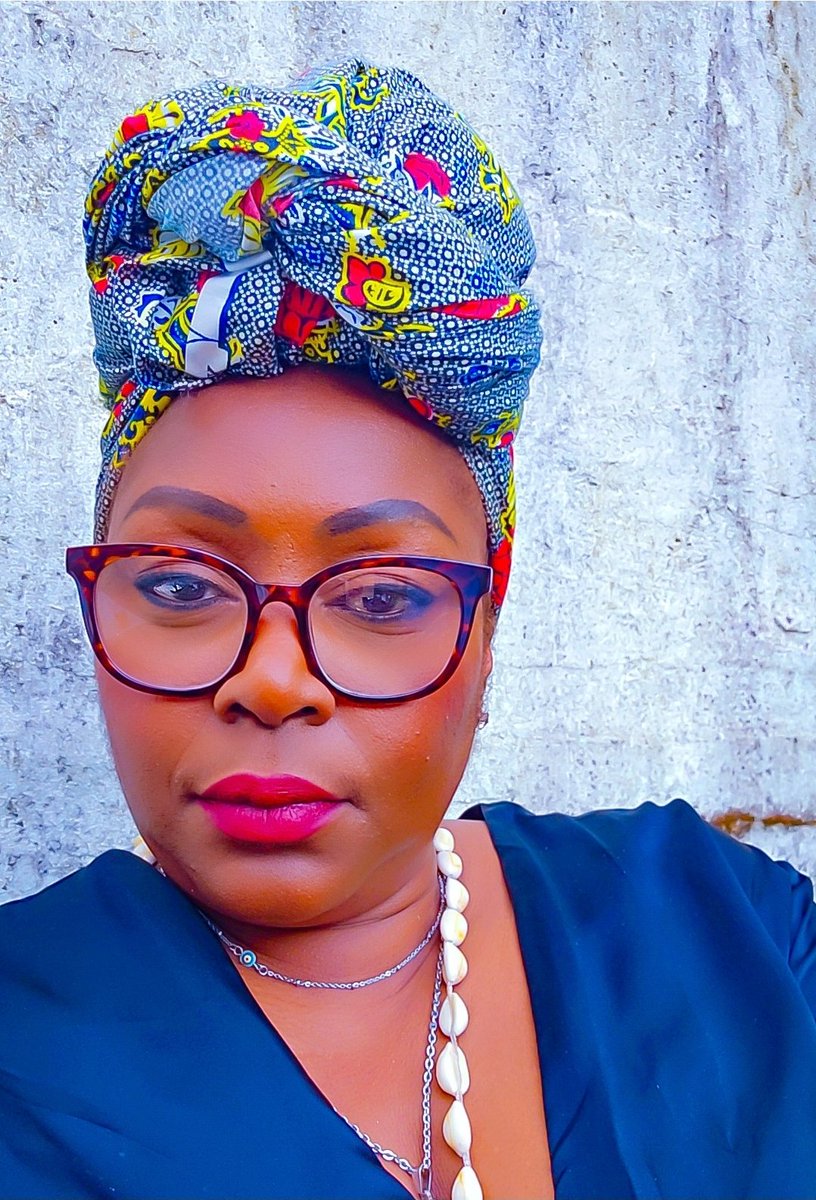 Bonne journée de réflexion en ce jour où nous célébrons les 65 ans d'indépendance de notre pays la RDC. 
Si je devais illustrer notre pays aujourd'hui, je dirais que c'est un homme qui s'accroche a la queue du crocodile de peur de se noyer...