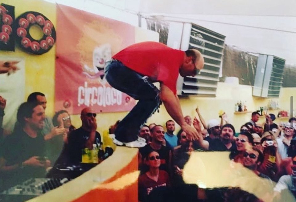 ‘Danny Tenaglia stage dive at DC10. 2003’

Photo Credit ▶️ @diegoballerini79 

#dannytenaglia #dj #housemusic #ibiza #ibizapast #stagedive