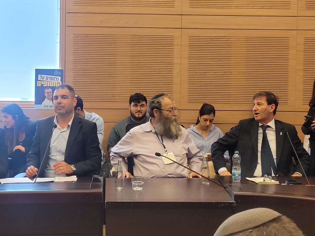 פעם זה היה לא נורמלי אבל עכשיו זה כנראה הגיוני לגמרי:
העבריין המורשע ברוך מרזל, לשעבר פעיל בארגון הטרור כך,
יושב בסבבה ליד שולחן ועדת הכנסת