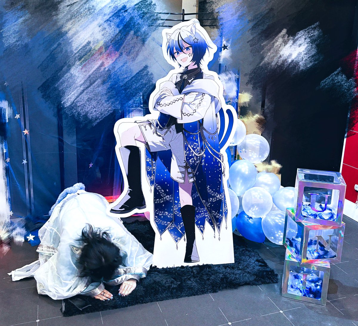 uni_uni_uta's tweet photo. 等身パネで土下座する珍しい歌い手がこちら
#流星街のアルタイル https://t.co/OlrcxbQmqS