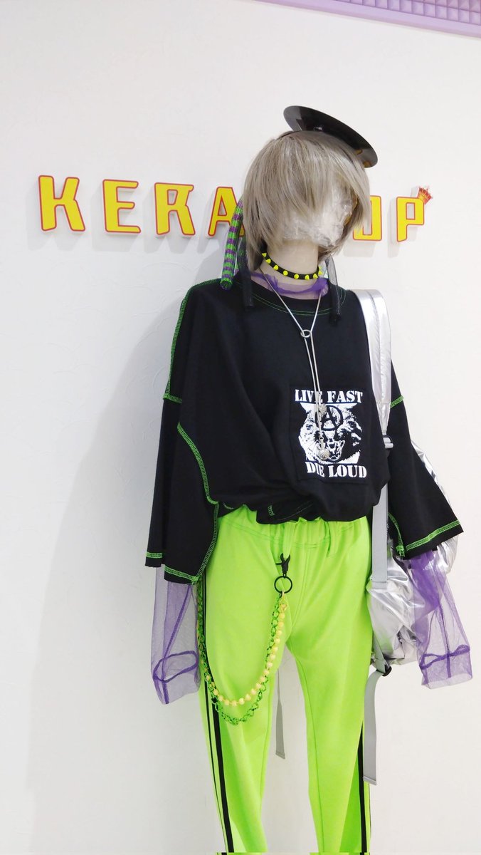 kerashinjuku's tweet photo. 【コーデ紹介】
🖤サイバーサマー💚

ネオンカラーが夏の夜に映える❗️暑い日でも手軽に着られるサイバースタイルを組んでみました👏

半袖にカラーメッシュを仕込んでオシャレと涼しさを両立しているのがポイント🫧

動きやすいシルエットなので、音楽フェスやナイトイベントの装いにぴったりです🪩💃 https://t.co/jwJcOjhfre