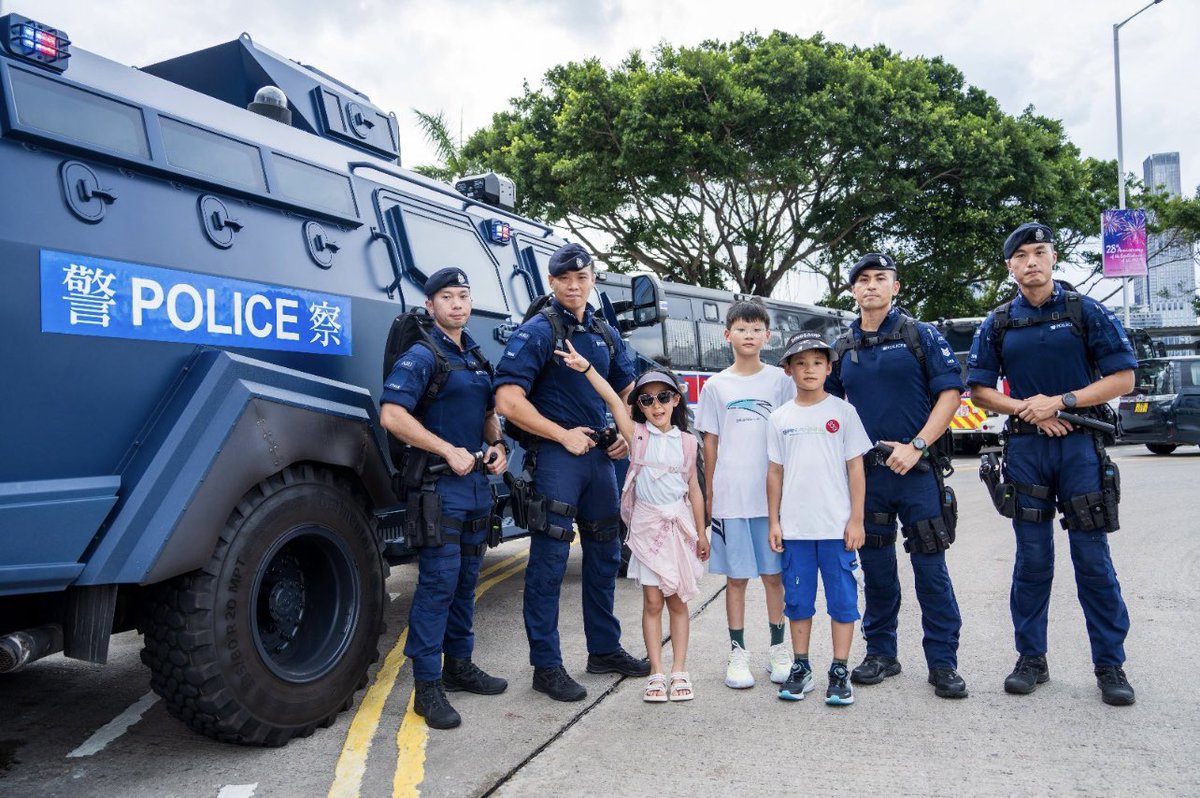 hkpoliceforce's tweet image. PROTECTING ALL
ALL THE WAY🫡
On the eve of the 28th anniversary of🇭🇰’s return to the Motherland🇨🇳—officers from our✈️#AirportSecurity Unit dutifully patrol the city to ensure safety ahead of the important occasion while sharing the joyous vibe with citizens💙.

The whole of #HKPF