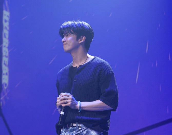 BAPNATION_BABY's tweet photo. [📰] Actor YOO YOUNGJAE records sold-out tickets for all shows for his solo fanmeeting… Proving his hot popularity 

He has successfully concluded his solo fanmeeting '遊��: 유영' (referred to as 'YOOYOUNG') The fan meeting was held on 22 June at the Gabin Art Hall in Gangnam which was sold out within a minute of ticket opening, proving his popularity. ‘YOOYOUNG’, an event was planned to communicate with fans in a heartfelt way, and YOO YOUNGJAE gave them a special time through his own stage and various segments which he had personally prepared himself. 

On this day, YOO YOUNGJAE sang a total of 8 songs, including his own new songs which deeply moved his fans, and through games and talks with his fans, he communicated with them more closely and shared a deep bond.

In particular during the 2nd part of the show, Singer JUNG DAEHYUN, from B.A.P made a surprise guest appearance, drawing attention. The pair showed a natural chemistry that heated up the ambience on set and showcased their unchanging constant friendship. 

Since completing his military service in May 2024, YOO YOUNGJAE has been actively engaging with his fans with activities through his roles in the tvN drama ‘Our Beautiful Summer’ and Musical ‘Buchihanan’. He is also currently considering his participation carefully in his next project.

YOO YOUNGJAE plans to hold an Asia Fanmeeting in China, Taipei, Macau and Japan in the upcoming 2nd half of the year. In addition, he plans to further expand his communication with global fans. 
https://t.co/5poRN8Qjmk

#YOOYOUNGJAE #유영재 #BAP #비에이피