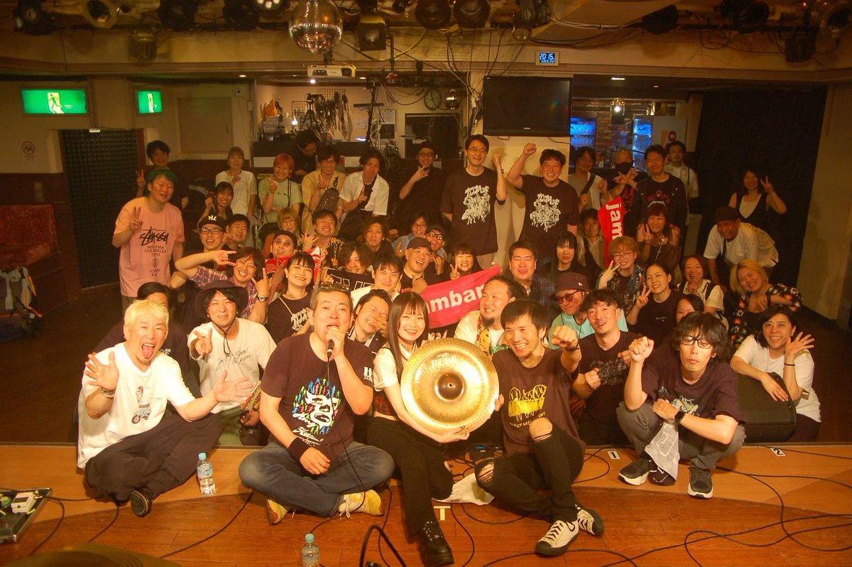 hikowatakuso's tweet image. 昨日の池袋ありがとう
なんかこの写真のなかにミネさんもいそうで探しちゃうね
遺影ならぬ遺シンバルを真ん中に
一瞬でもミネさんをみんなと共有できたのは対バンのみんなや来てくれた皆さんそして裏方でいろいろお世話してくれたずっきー並びにノービアスタッフのおかげです
ありがとう
夢で逢おうぜ