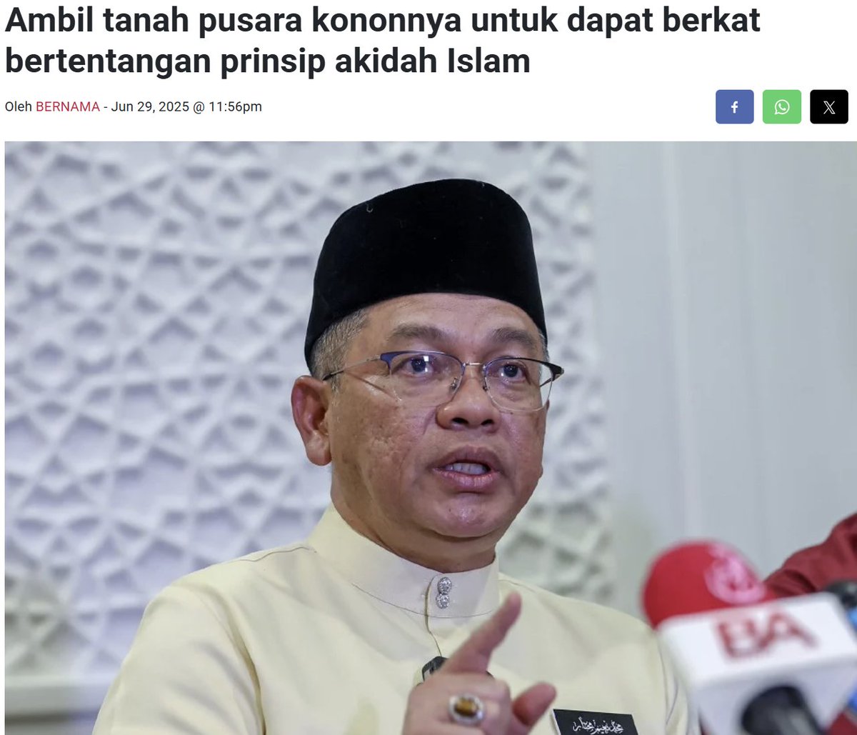 JAGA ADAB DI TANAH PERKUBURAN, HORMATI KELUARGA ARWAH , JANGAN SAMPAI MEMBAWA KEPADA SYIRIK DAN KHURAFAT !

Islam mengajar umatnya agar menjaga adab terhadap orang yang telah meninggal dunia serta menghormati kawasan perkuburan. Tanah kubur bukan tempat mencari keberkatan mahupun