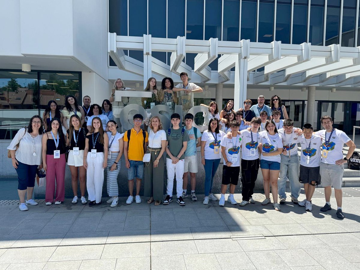 🌊 "Ríos de π" desembarca en #IMAT2025 con una experiencia de realidad aumentada que conecta #matemáticas, arte y tecnología.
Un proyecto de 3º ESO que demuestra que π está en todas partes.
¡Gracias @esicimat por hacerlo posible!
#ColegioLitterator en Aranjuez &gt; #SueñaCreativo