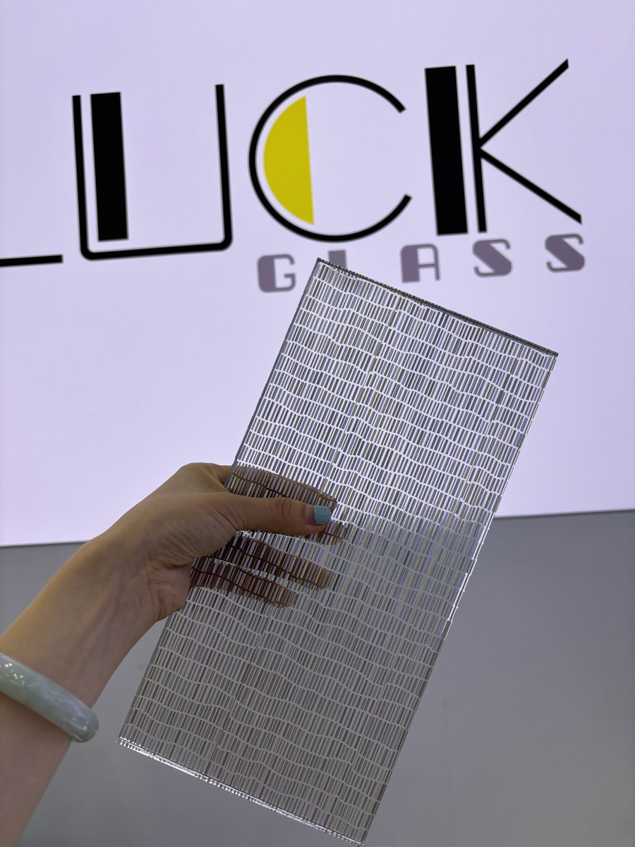 Rosa_luck_glass's tweet image. We will always provide quality services from a professional perspective.We promise to maintain strict confidentiality and provide the best solution within your budget. whatsapp：+8619103216705
#Textureglass  #Decorativeglass #etchedglass  #design #patterned  #glassshower  #glass