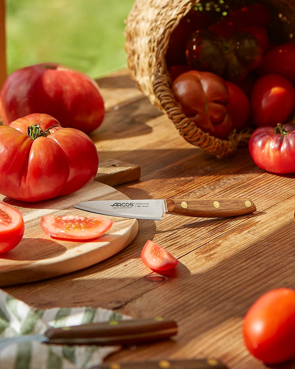 El verano mediterráneo se saborea mejor con cuchillos que acompañan tu forma de cocinar🍅❤️ Consigue tus favoritos:  arcos.com/es_ES/?utm_sou…
