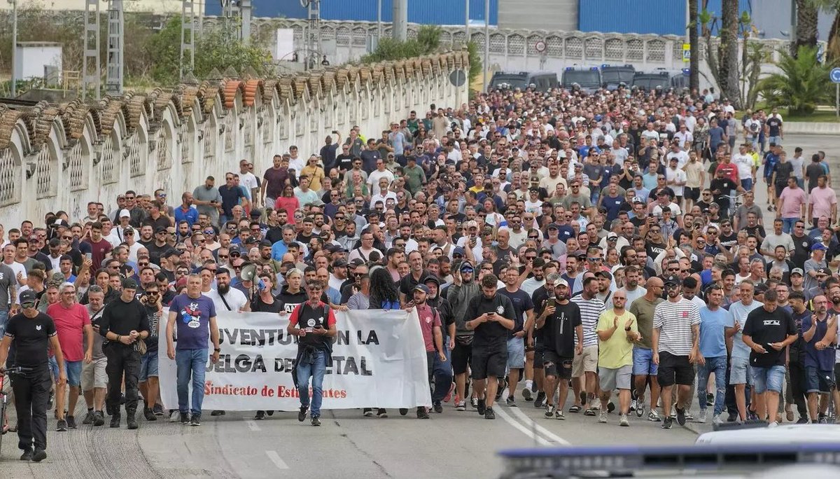 AlertaIrratia's tweet image. ⚒️1.500 trabajadores votan continuar con la huelga del metal de Cádiz.
✊La unidad de los trabajadores da un puñetazo a la patronal y a la burocracia sindical.