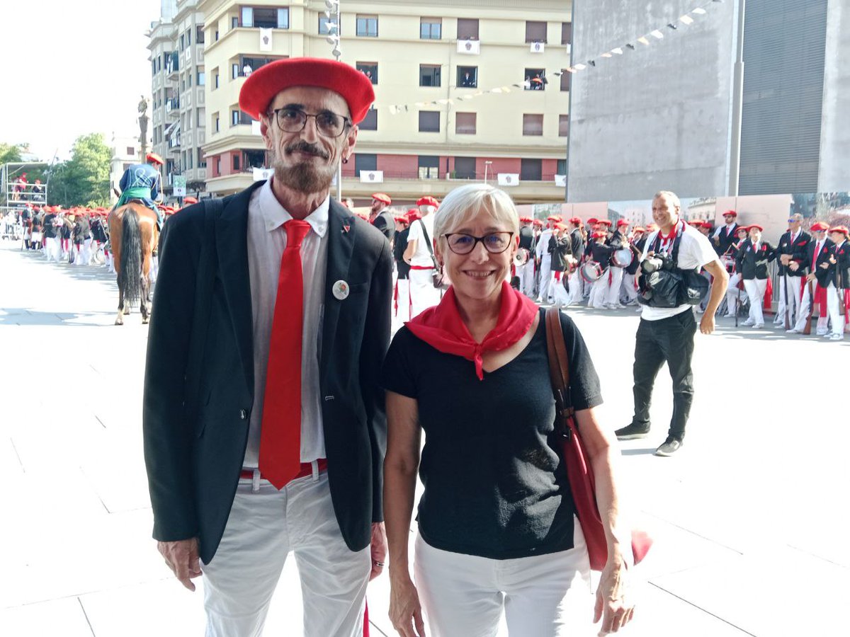 EzkerAnitzaIU's tweet photo. ¡Día grande en Irun!. Un año más apoyamos con orgullo el alarde mixto y la igualdad en todos los espacios. 

Nuestra coordinadora general @arantzagg y el coordinador en #Irun @SanJimUss han acudido a recibir el alarde igualitario.   

Gora Irungo berdintasunezko alardea!!. https://t.co/NSSSyTNpXx