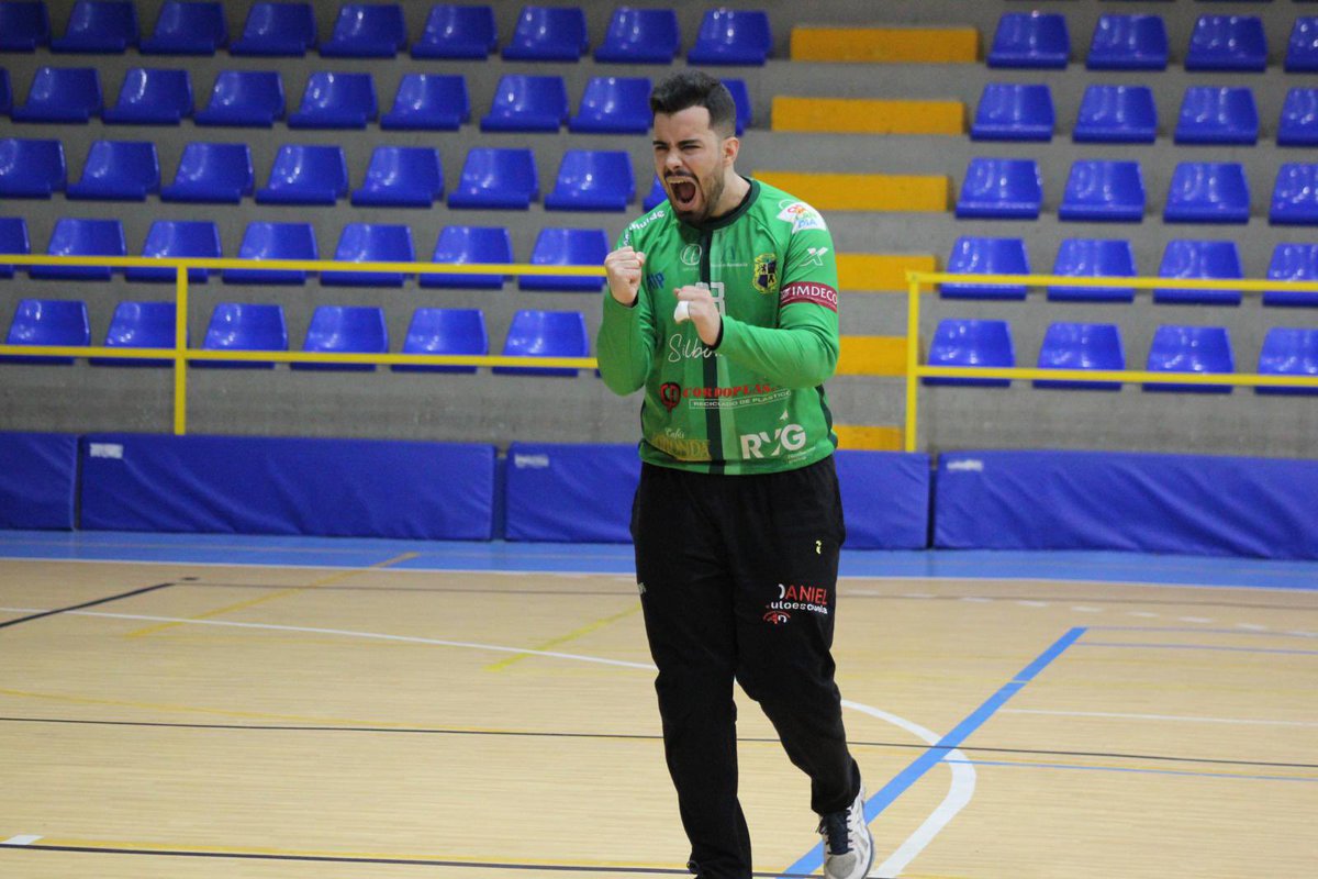 balonmanosalle's tweet photo. Cumple 10 temporadas ya con nosotros, llegó desde Lucena y se ha hecho mayor junto a nosotros, portero de grandes cualidades y ejemplo para nuestros porteros de la cantera. Continuará con nosotros después de cuajar una magnífica campaña el curso pasado en Primera. @F_Ramirez23 https://t.co/CMine84kVM