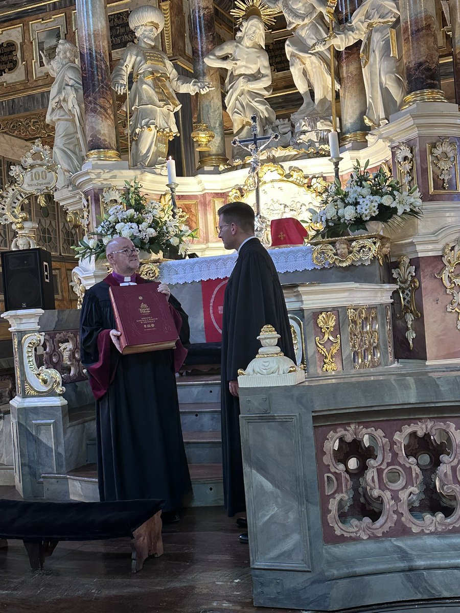 bozena_pytel's tweet photo. 29 czerwca 2025 r. w Kościele Pokoju w #Świdnica odbyło się wzruszające nabożeństwo wprowadzenia nowego proboszcza, ks. Pawła Melera, oraz pożegnanie biskupa Waldemara Pytla, ordynowanego tu niemal 40 lat temu. Ustępujący proboszcz przekazał symboliczne insygnia: XVIII-wieczną batutę, #klucz do kościoła i pustą księgę kroniki. W imieniu parafii biskupowi Waldemarowi Pytlowi i Bożenie Pytel za wieloletnią pracę podziękował Teodor Drozdowicz, kurator Rady Parafialnej, wręczając ceramiczną miniaturę ambony. Uroczystość zaszczycili goście z władz lokalnych, Kościoła katolickiego i ewangelickiego oraz rycerz Zakonu Joannitów. Spotkanie zakończyło się serdecznymi rozmowami w ogrodzie. Dziękujemy za obecność i życzymy owocnej służby nowemu proboszczowi!
@Dolny_Slask @PrzystanekD @luteranie_wroc #kosciolpokojuwswidnicy