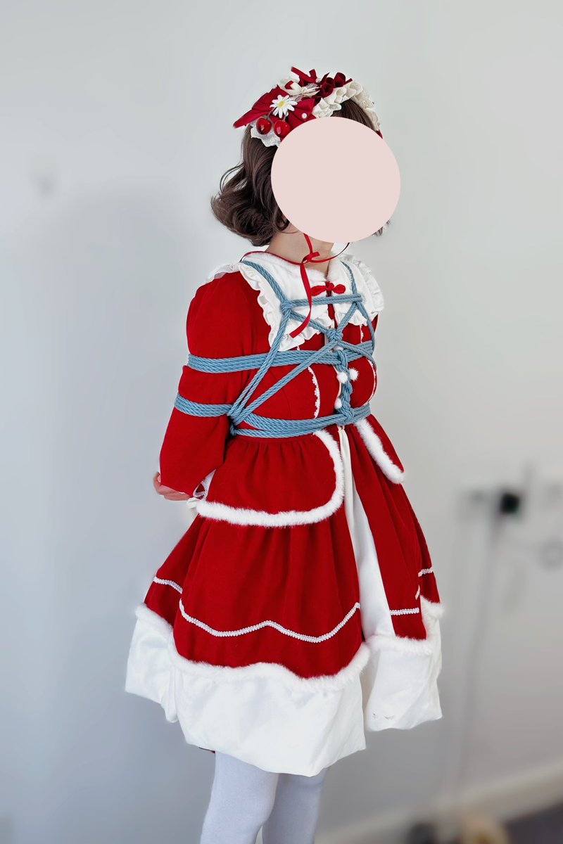 抓住你了，美味的小孩，桀桀桀

被缚：<a href="/Diegezeiten/">灰潜</a> 
捆工：<a href="/moyuzijiang01/">墨鱼子酱🦑</a> 

#拘束 #女装 #男娘 #紧缚 #捆绑
