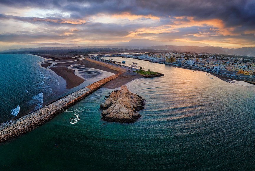 يزدان شاطئ ولاية #قريات بوجود برج الصيرة على قمة نتوء صخري وتم استخدامه للمراقبة والتحكم ومتابعة المسارات البحرية وخطوط السفن التي تعبر الولاية والتي يستقبلها ميناء قريات سابقا بالإضافة إلى الحركة التجارية والجوانب الأمنية التي استدعت تشييد البرج في ذلك الوقت وتجسد عبقرية التخطيط