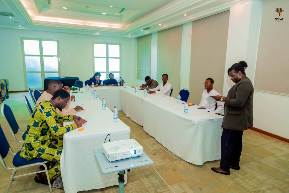 AccrocheComm's tweet photo. Il y a un mois, le 31 mai 2025, se tenait à l’Hôtel Azalaï une Master Class inédite sur la prise de parole en public, animée par Merriack DOSSOU, expert en communication.
Revivez en images cette expérience enrichissante!

#ArtOratoire #Communication #MasterClass #Professionnel https://t.co/5gOSvQRIwu
