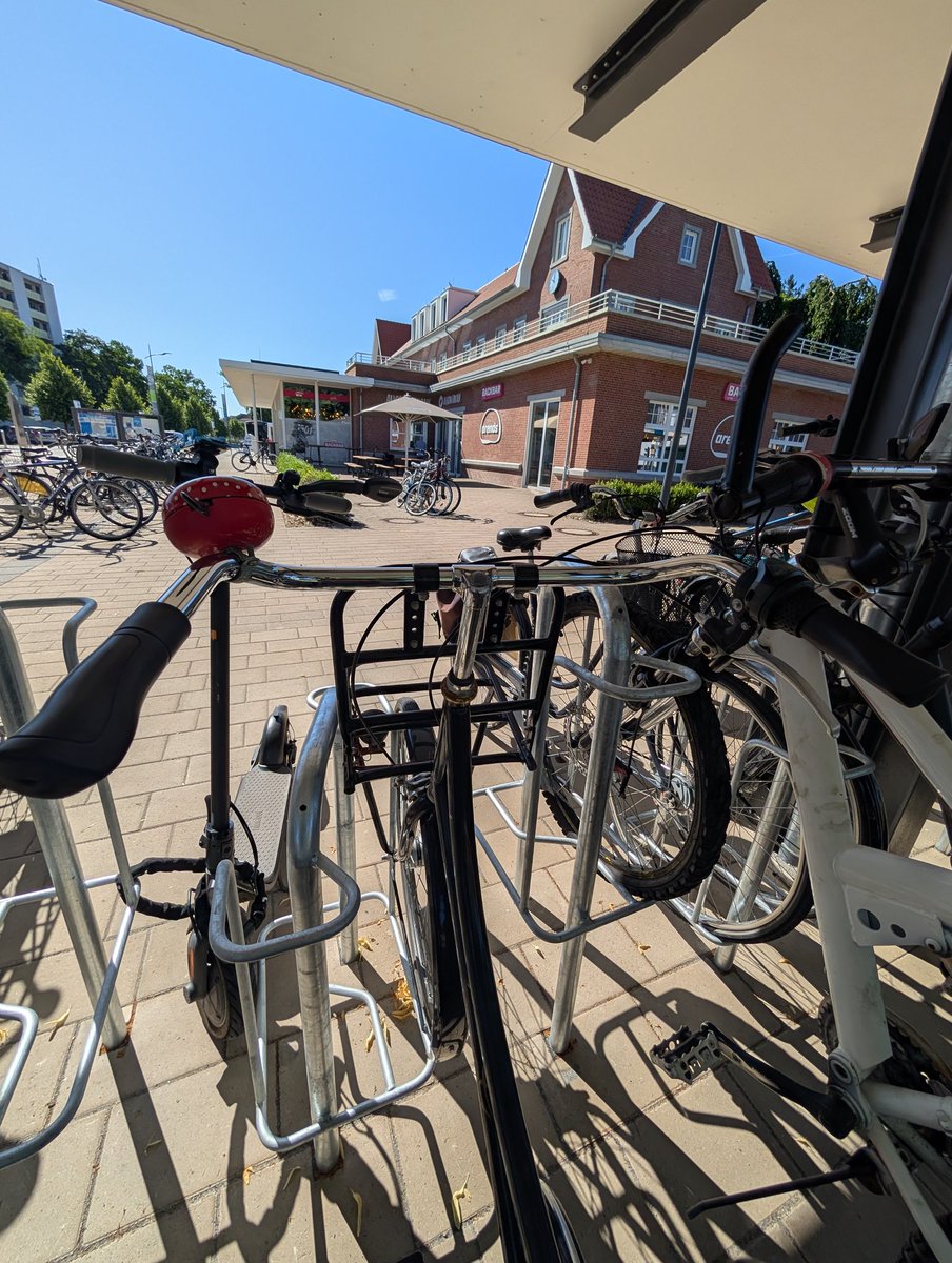100 überdachte #Radabstellplätze an der Westseite vom #BahnhofNordhorn fertiggestellt. Nach der #Reaktivierung RB 56 des #Regiopa- Abschnittes #BadBentheim/ #Nordhorn/ #Neuenhaus durch die #BentheimerEisenbahn wird das Umfeld ständig weiterentwickelt. #bahn #radverkehr #bahnhöfe