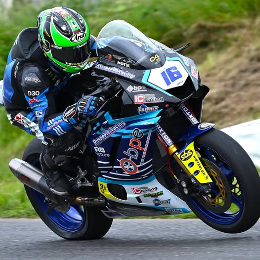 Congratulations @mike_browne16 on finishing 1st at the Tandragee 100 Supersport!
An amazing achievement!
📷 Paul Drumm (<a href="/drummerthethird/">drummerthethird</a> )
#mikebrowneracing #tandragee100 #Supersport #irishroadracing #motorbikesireland #motorbikeracing #fakro #motorsport