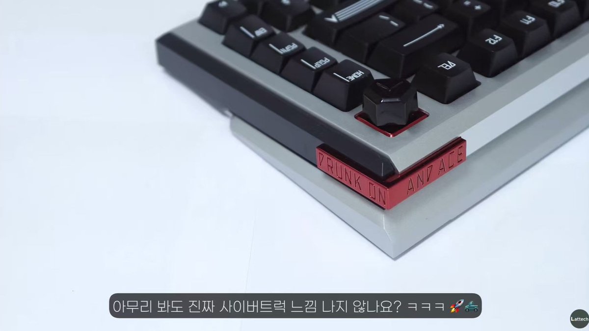 ⌨️ 
키보드계의 사이버트럭 ? 뜯어보기 😃 
<a href="/Tesla/">Tesla</a> <a href="/cybertruck/">Cybertruck</a>
<a href="/elonmusk/">Elon Musk</a>
youtube.com/watch?v=wD8_px…